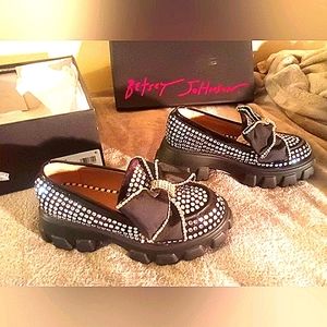 BETTY JOHNSON. VINCENT. SILVER. SIZE 5.5. NEW